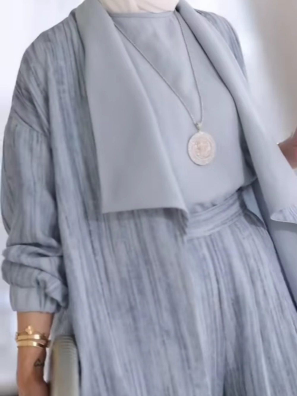 Conjunto casual de tres piezas a rayas verticales con cuello