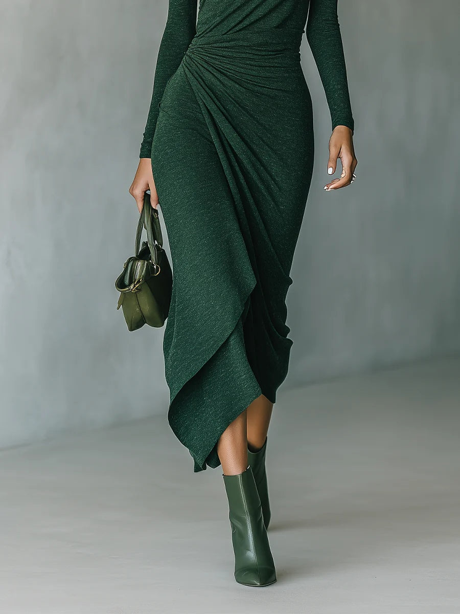 Lenora ∙ Vestido midi envolvente asimétrico con pliegues y cuello alto verde oscuro
