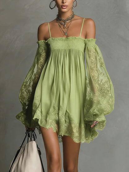 Noemi • Vestido mini en chiffon azul marino con escote de hombros descubiertos, borde de encaje y mangas transparentes