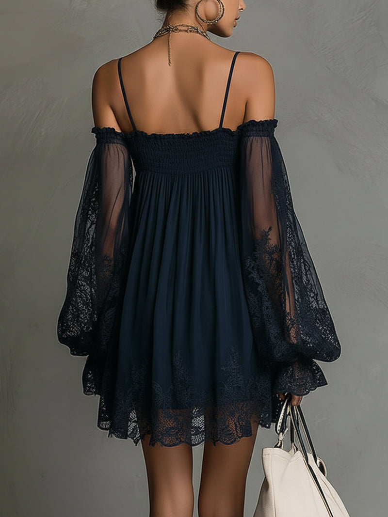 Noemi • Vestido mini en chiffon azul marino con escote de hombros descubiertos, borde de encaje y mangas transparentes
