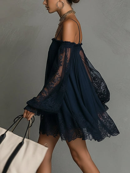 Noemi • Vestido mini en chiffon azul marino con escote de hombros descubiertos, borde de encaje y mangas transparentes