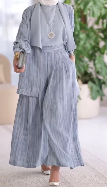 Conjunto casual de tres piezas a rayas verticales con cuello