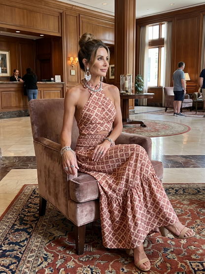 Amira | Vestido midi con escote cruzado y estampado geométrico