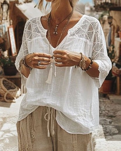Eyra - Blusa con Cuello en V y Detalle de Encaje
