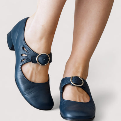 Clara - Escote Elegante en Ecopiel