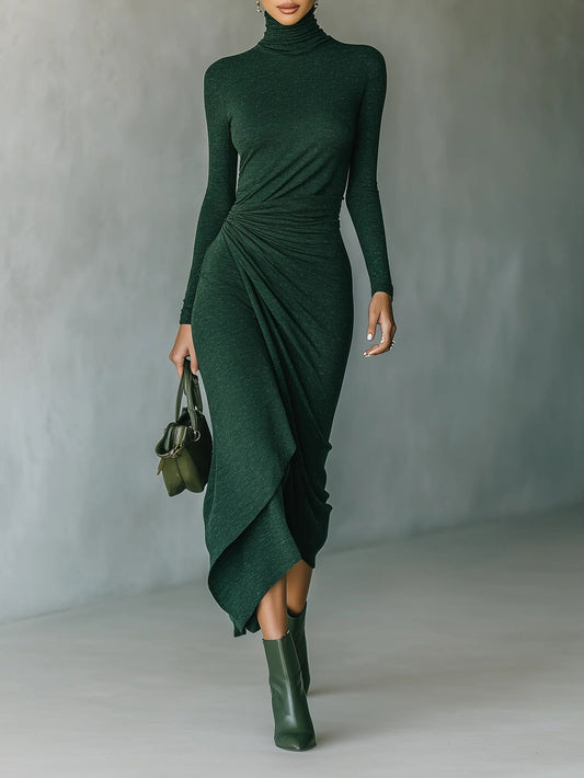 Lenora ∙ Vestido midi envolvente asimétrico con pliegues y cuello alto verde oscuro