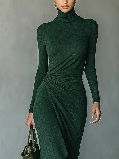 Lenora ∙ Vestido midi envolvente asimétrico con pliegues y cuello alto verde oscuro
