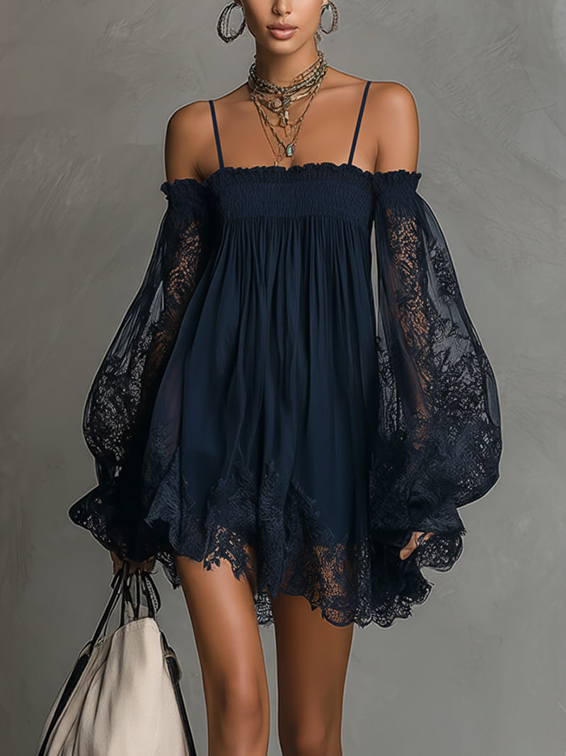 Noemi • Vestido mini en chiffon azul marino con escote de hombros descubiertos, borde de encaje y mangas transparentes