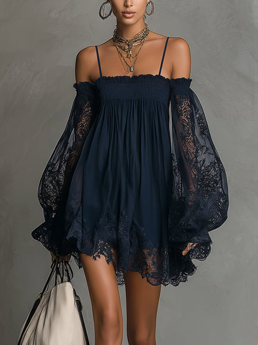 Noemi • Vestido mini en chiffon azul marino con escote de hombros descubiertos, borde de encaje y mangas transparentes