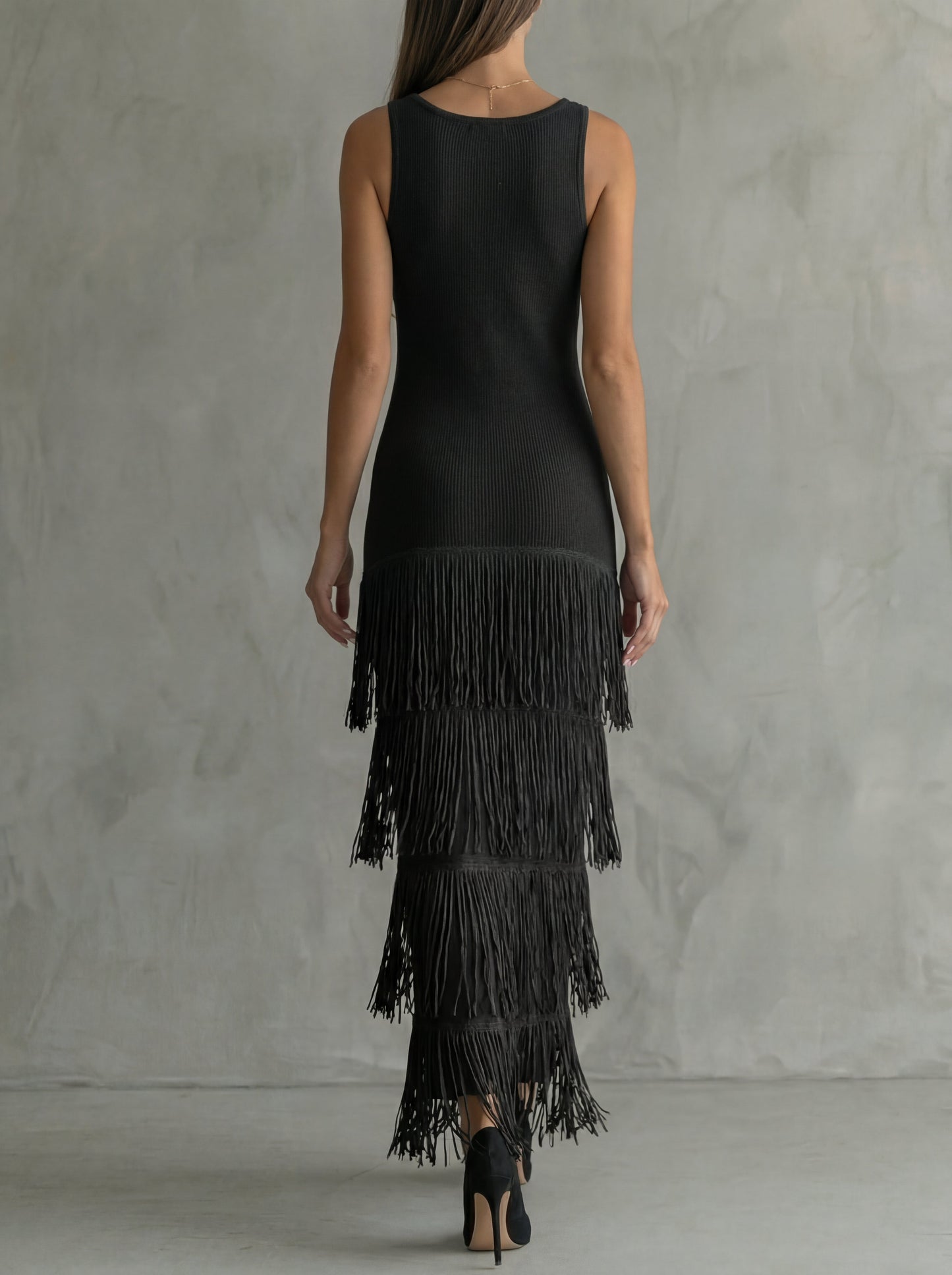 Odette · Vestido largo de espalda descubierta con hombros anchos